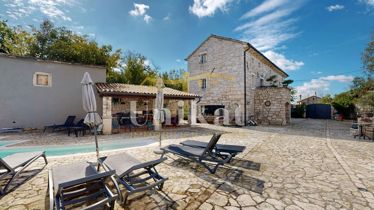 Čudovita posest z dvema kamnitima hišama in bazenom